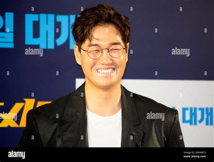 Yoo Ji Tae Wiki, Wife, Age, Net Worth, Height, Parents & More