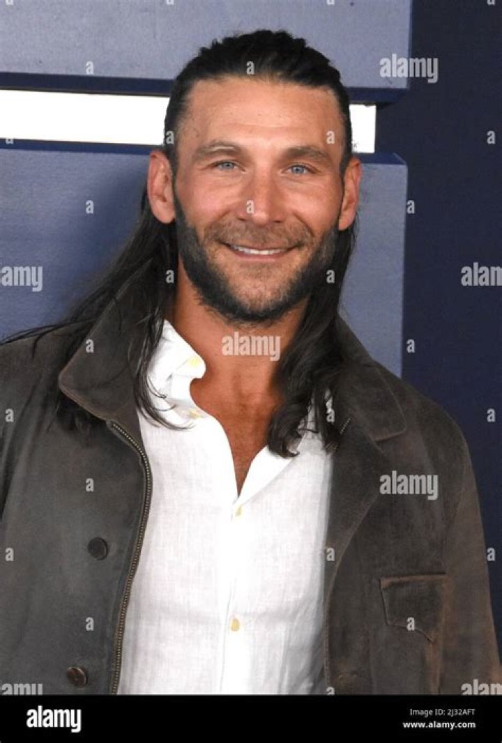Zach McGowan Biography - Facts, Childhood, Family Life & Achievements