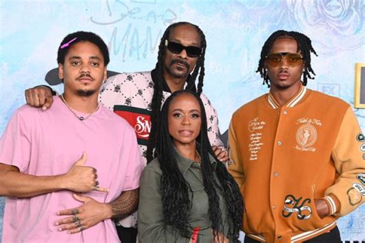 Zonnique Pullins Poses With Snoop Dogg And His Son And Fans Are Here For This